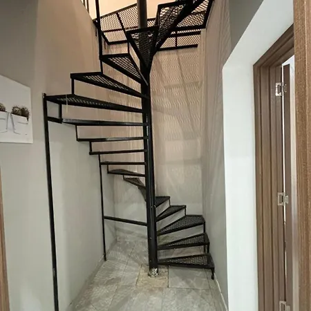 Chic 2-br Loft W And Yard Lägenhet