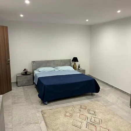 Chic 2-br Loft W And Yard Lejlighed *