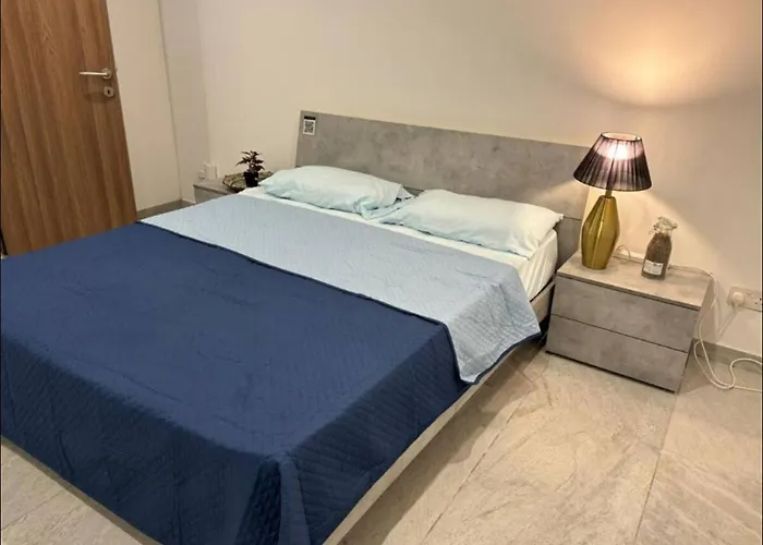 Chic 2-br Loft W And Yard Pietà